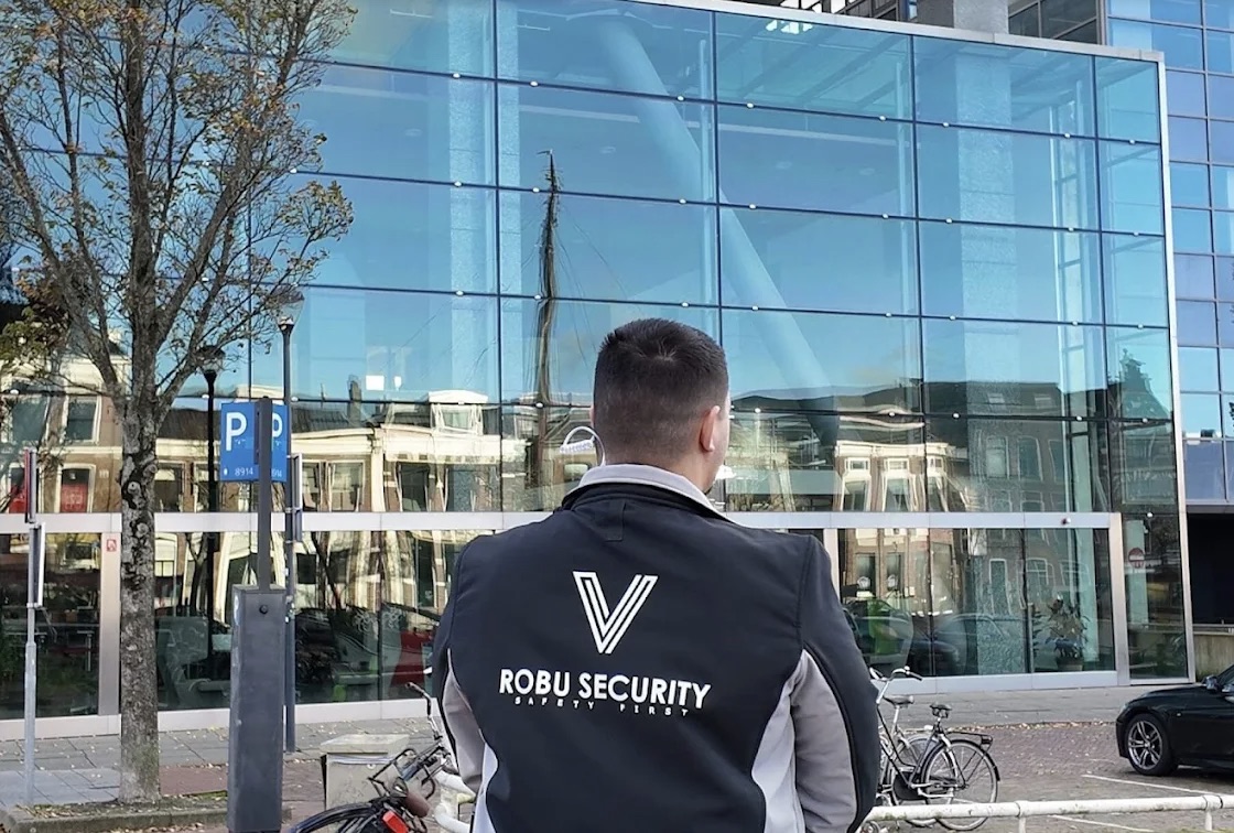 Robu-beveiliger houdt toezicht op een kantoorpand